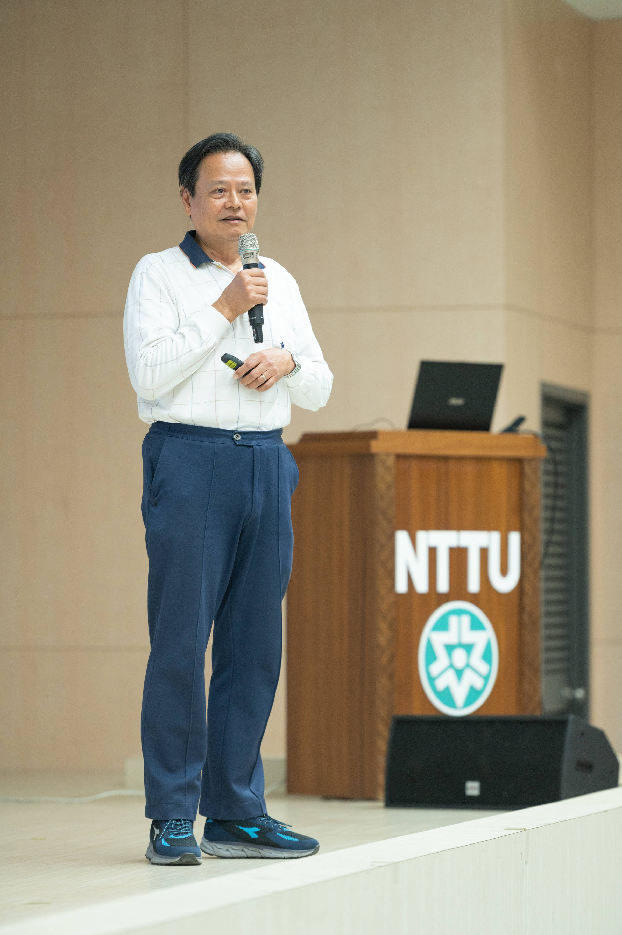 臺東大學校歌係第二任劉寅讓校長於民國37年所撰,沒想到歌詞中的「蘭嶼在望,知本好風光」,竟然就是六十餘年後學校遷校的新位址!原來這傳唱了一甲子的校歌,不僅串連著所有東師、東大校友的美好回憶,也預知了學校的未來發展! 這集節目,邀請了在臺東大學服務30年的前副校長任晟蓀教授,帶領我們搭上時空機,了解當年師專生的住校生活與校歌密碼!